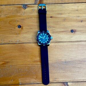 Men’s Android watch with black silicone band. Beautiful heavy silver base.